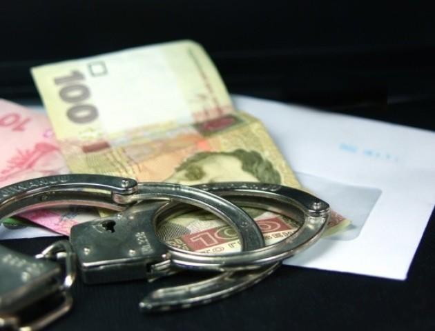 Співробітника волинської колонії спіймали на хабарі