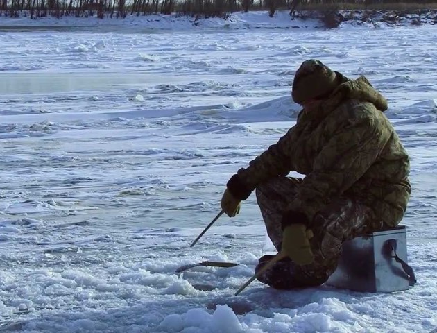 Небезпечне хобі: попри тонкий лід, рибалки заполонили річку в Ковелі