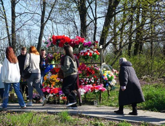 Як лучани проводять поминальну неділю. ФОТО