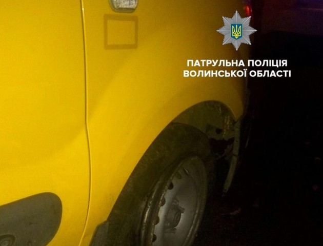 Вночі в Луцьку горе-водій виїхав на клумбу