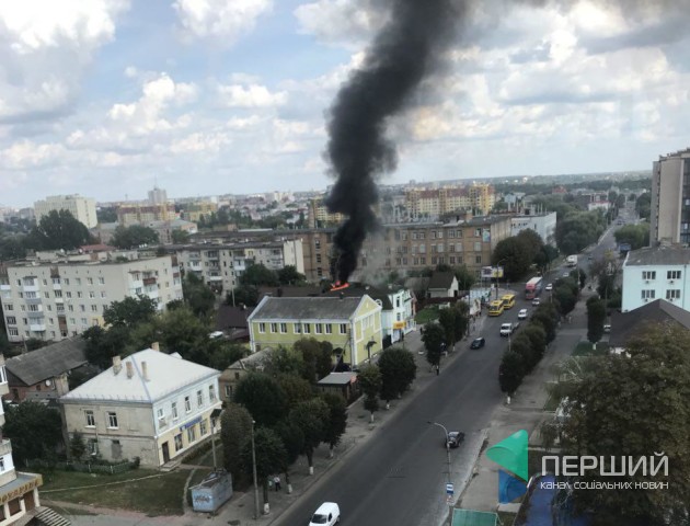 У Луцьку горить кафе-магазин. ФОТО. ВІДЕО