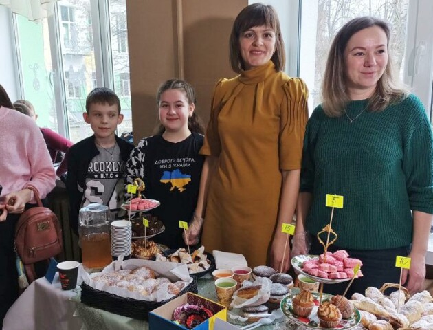 У Луцькому ліцеї зібрали гроші на рацію для випускника, який нині ужить в ЗСУ. ФОТО