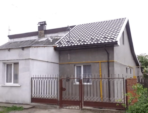 У Луцьку сусіди почали війну через паркан. ВІДЕО