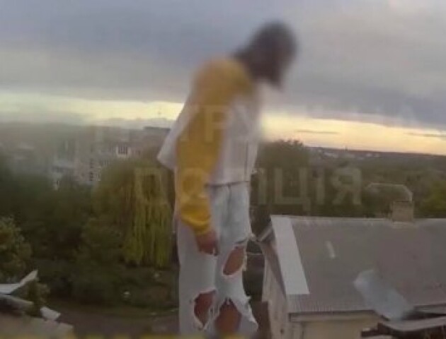 У Луцьку 15-річна дівчина хотіла стрибнути з даху