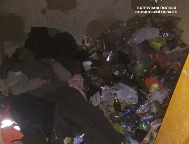 Не було де жити, тож замерзли у підвалах: у Луцьку двох чоловіків знайшли мертвими. ФОТО 18+