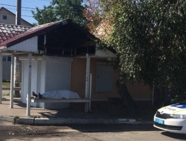 На зупинці під Києвом знайшли труп. ФОТО
