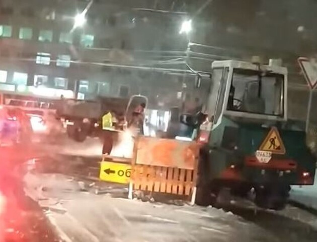 У Луцьку під час снігопаду вкладали асфальт. Мер оштрафував підрядника на 200 тисяч
