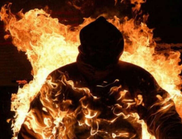 На Волині чоловік посеред вулиці спалив себе живцем (ФОТО 18+)