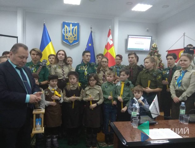 У луцьку мерію принесли Вифлеємський вогонь. ФОТО