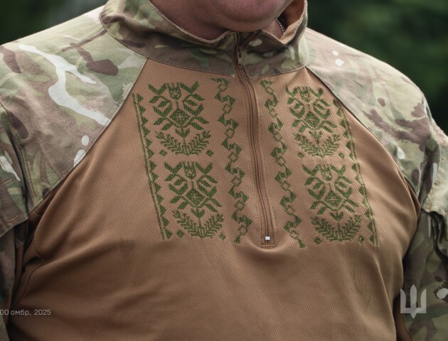 Боєць «Сталевої сотки» показав свою військову вишиванку