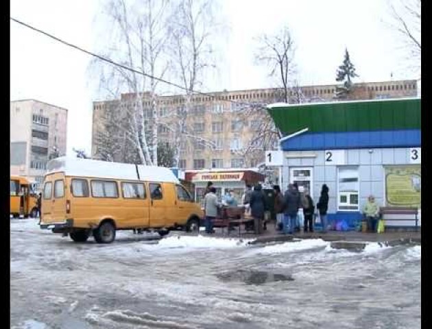 Люди чекають на вулиці. На Волині не працюють автостанції