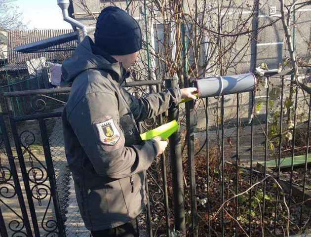 На луцькій вулиці муніципали відстежують ситуацію зі сміттям. ФОТО