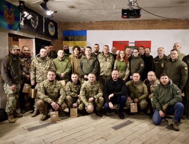 Бійцям 100 ОМБр подарували годинники й медалі