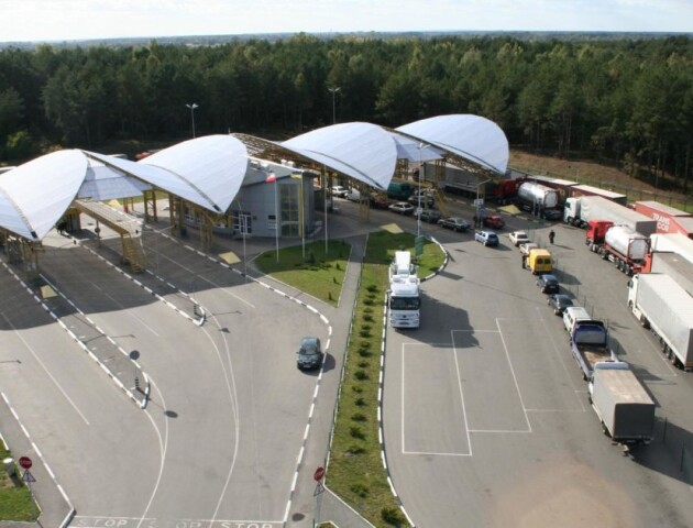 На виїзд з України очікують понад пів тисячі автівок та 50 автобусів