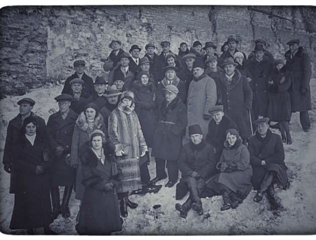 Стильний зимовий одяг мешканців Луцька на фото 1930 року
