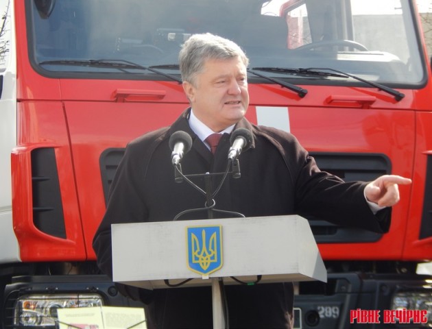 На Рівненщині за спиною Президента впала бурулька. ВІДЕО