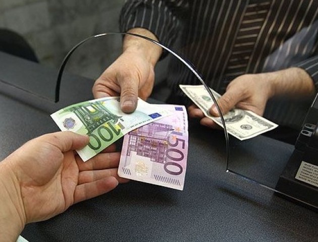 Курс валют на 4 квітня: долар і євро синхронно здорожчали