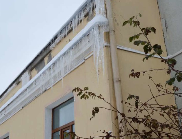 Крижана небезпека: лучан попереджають про бурульки. ФОТО