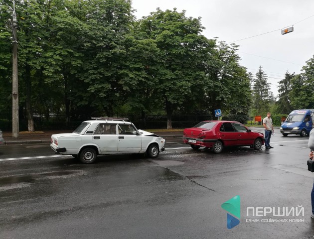 У Луцьку - ранкова потрійна аварія. ФОТО