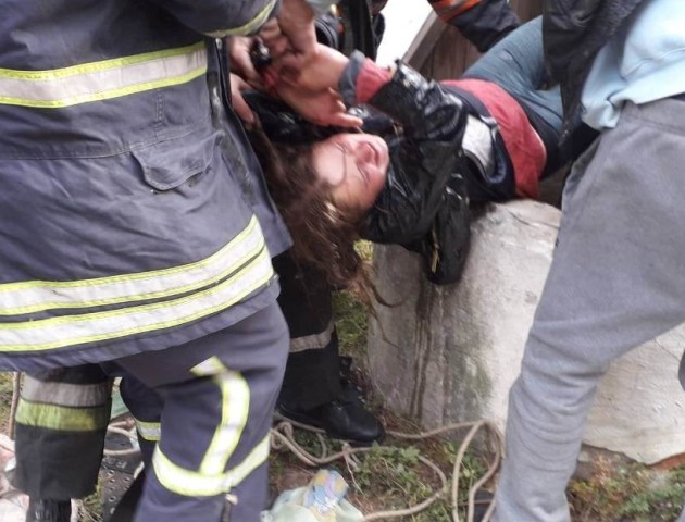 Була п’яна: подробиці порятунку жінки, яка впала в колодязь на Волині. ВІДЕО