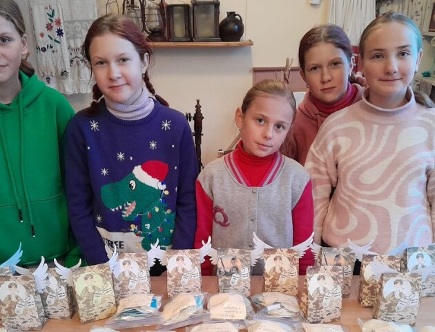 Учні та вчителі волинської гімназії виготовляють розпалювачі для військових