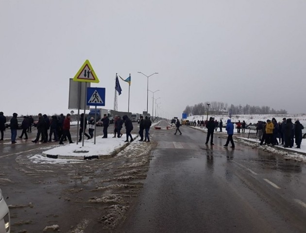 Далекобійники розігнали блокувальників митниці. ВІДЕО