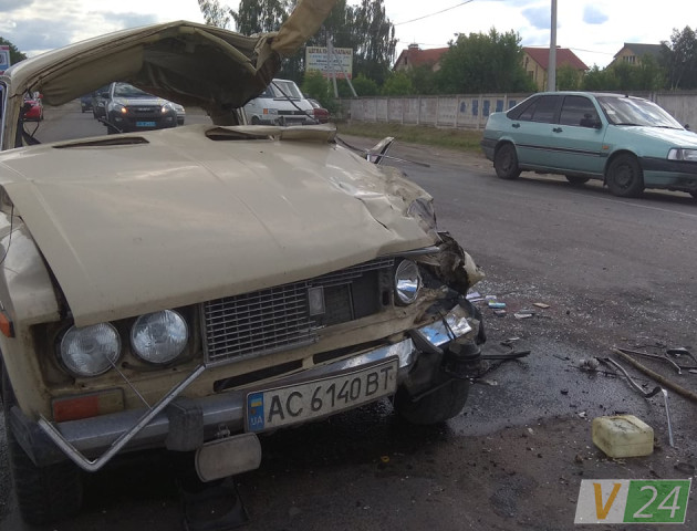 Аварія у Луцьку: причіп втаранився у легковик із людьми. ФОТО