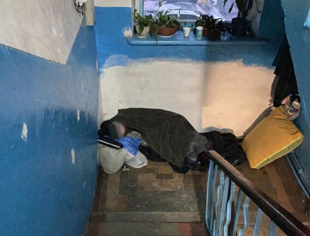 Лучанку, яка ночувала на вулиці та в під'їздах, забрали в лікарню