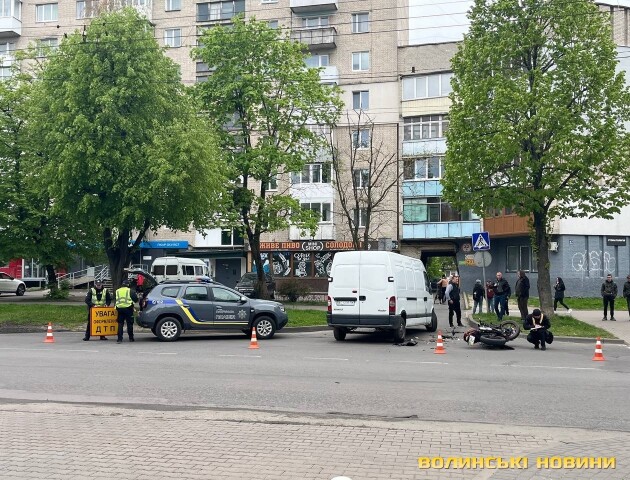 У Луцьку зіткнулися бус і мотоцикл: постраждало двоє людей