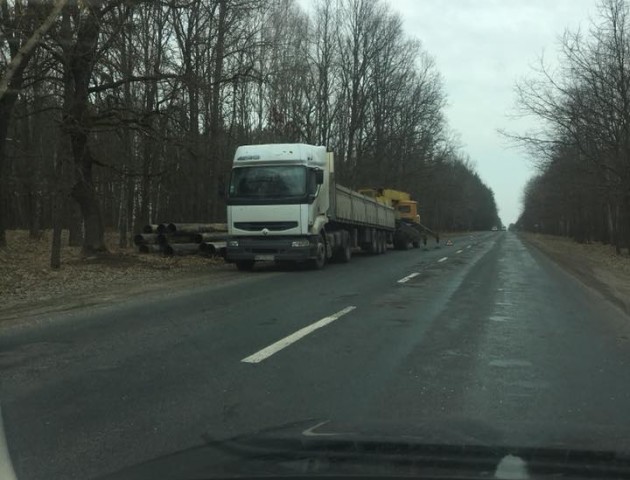 На Волині продовжують вивозити труби, незважаючи на заяви поліції про припинення цього. ФОТО