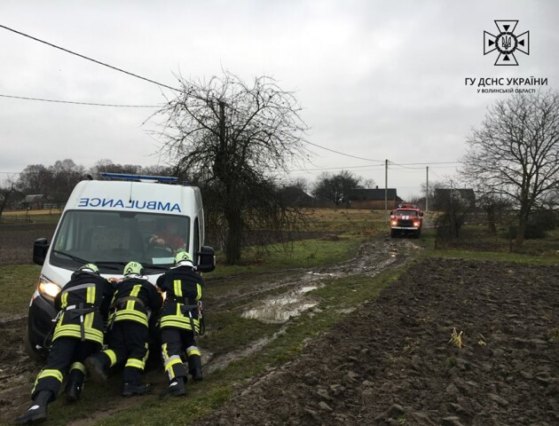 На Волині «швидка» з вагітною застрягла в дорозі до пологового. ФОТО
