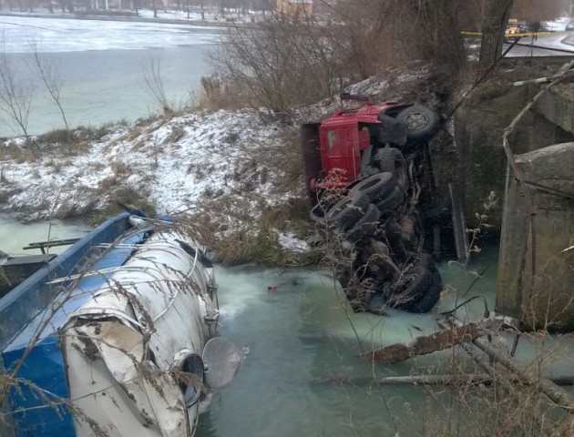 Як у селі під Луцьком зі ставка витягують молоковоз. ВІДЕО