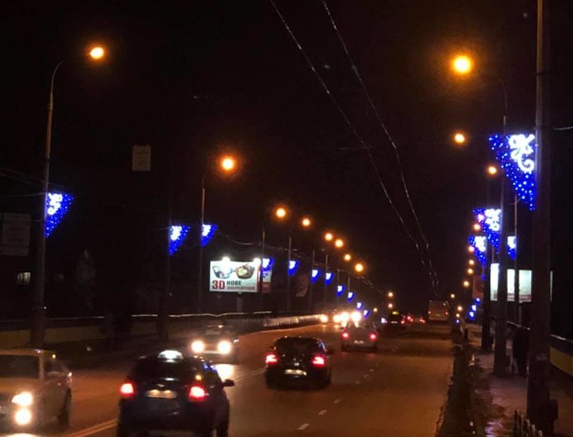 У Луцьку міст біля «Варшавки» прикрасили новою ілюмінацією. ФОТО
