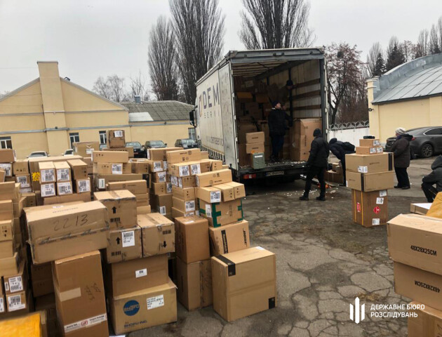 Ягодинські митники пропустили контрабанду під виглядом штучних ялинок- ДБР