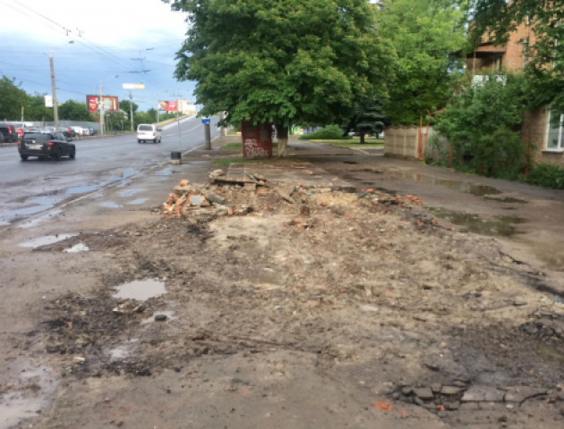 У Луцьку на Рівненській знесли зупинку. ФОТО