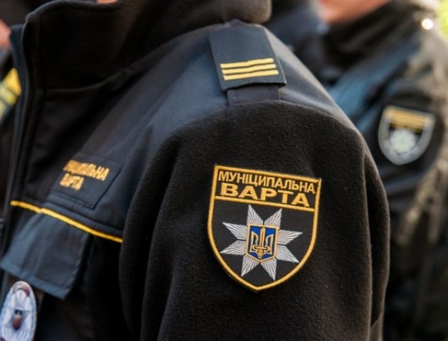 Муніципали спіймали продавця сурогату на ринку Лучеськ. ФОТО