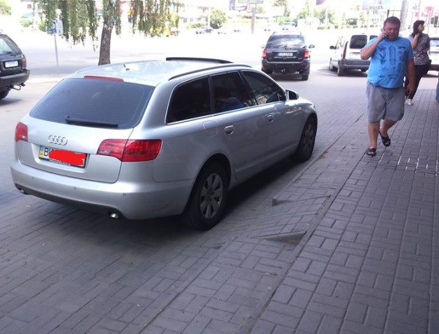 У Луцьку автоандони заблокували два пандуси. ФОТО
