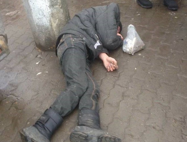 У центрі Луцька посеред вулиці спали двоє «п'яних в дрова» чоловіка. ФОТО