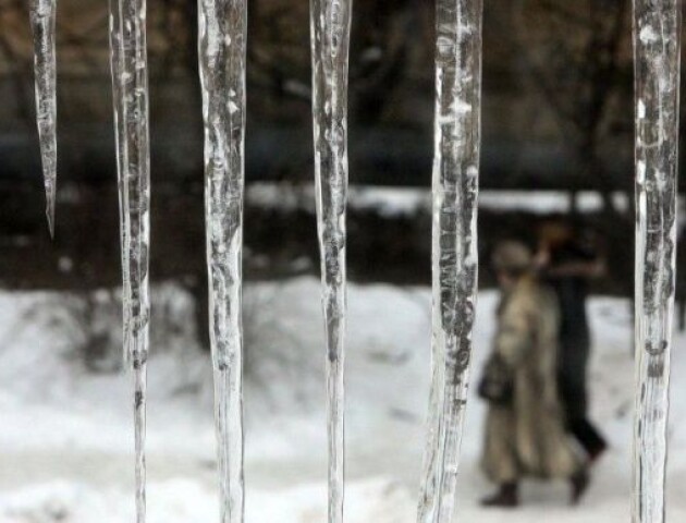 У Володимирі льодяна бурулька впала на чоловіка