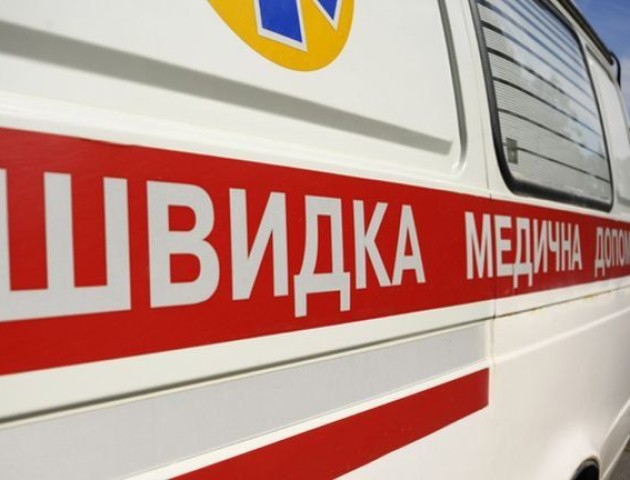 У Києві жінка впала посеред вулиці і померла. ФОТО