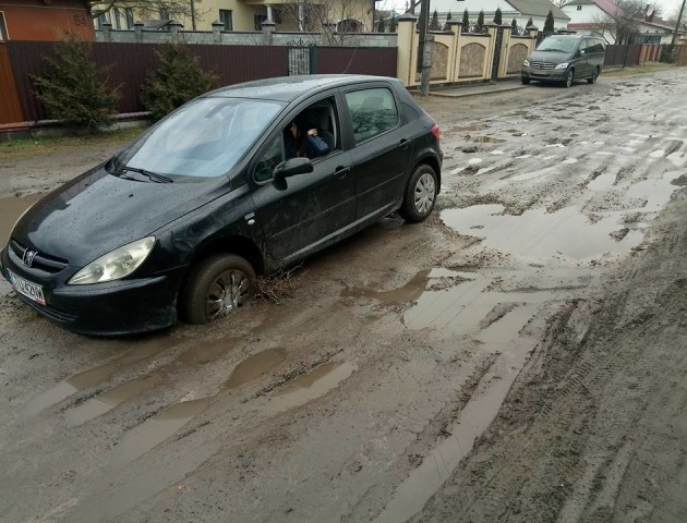 У Ковелі на водія хотіли скласти протокол за те, що «не вміє їздити» по жахливих дорогах. ФОТО
