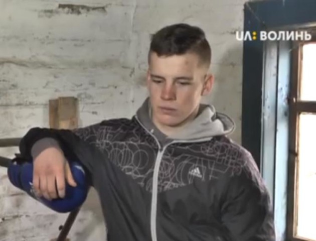 «Качалка» у халупі: як тренуються сільські хлопці з Любешівщини. ВІДЕО