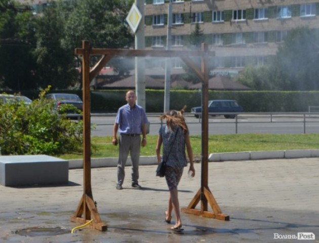 Водяні завіси в Луцьку: як освіжаються лучани. ФОТО
