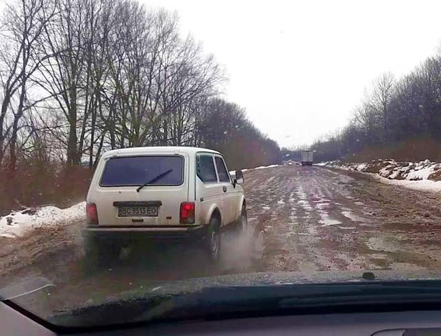 «Дорогою смерті» називають вщент розбиту трасу між Дрогобичем і Самбором. ВІДЕО