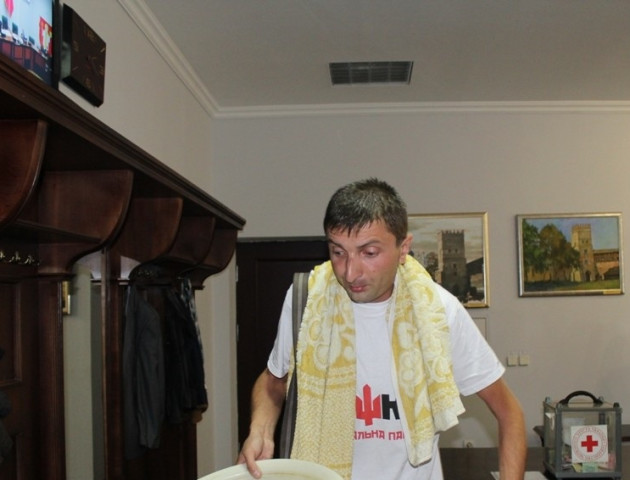 Ілля Токаренко «прорекламував» туалет біля Луцької міськради
