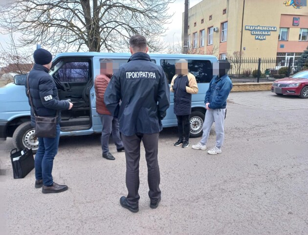 Посадовцю Підгайцівської громади, якого спіймали під час отримання хабаря, повідомили про підозру
