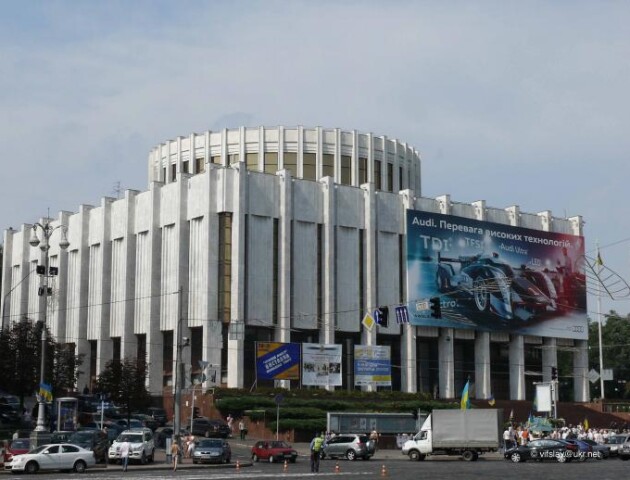 Адміністрація президента може переїхати в Український дім