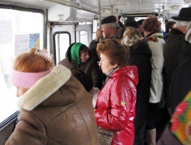 Лучани збирають підписи  за платний проїзд пенсіонерів