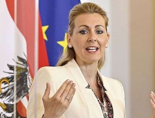 Австрійська міністерка пішла у відставку через ймовірний плагіат