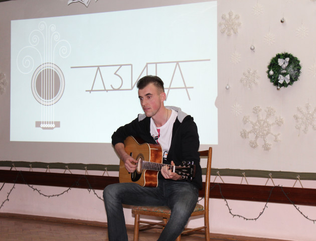 Чудова музика та мелодійна поезія: як у Луцьку відбувся літературно-акустичний вечіра «Дзиґа». ФОТО